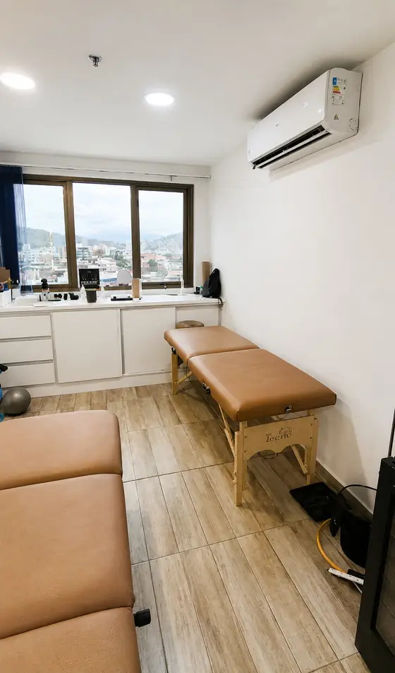 Sala de atendimento privativa e climatizada com macas profissionais